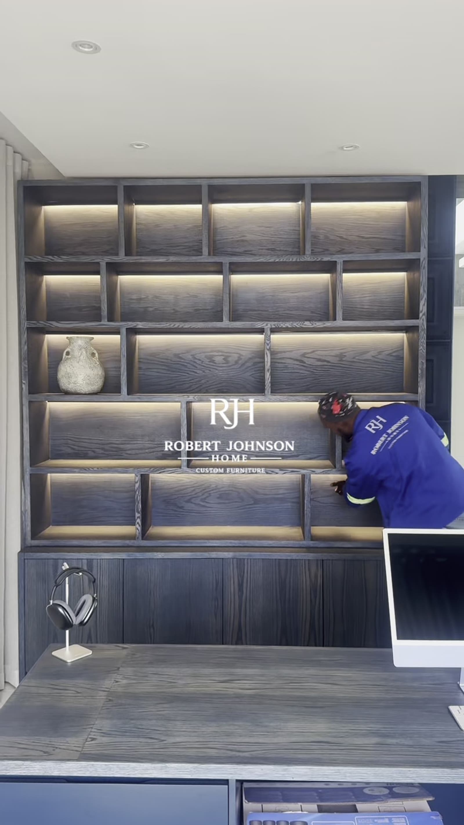 Living room: Lit display wall unit by Robert Johnson Home